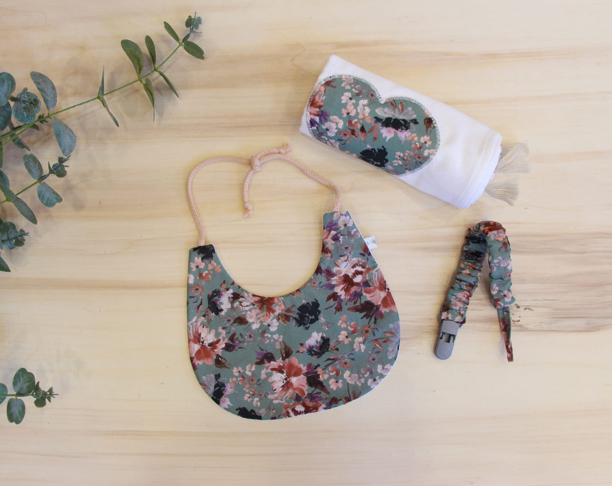Conjunto Babete e Prendedor "Jardim de Inverno"